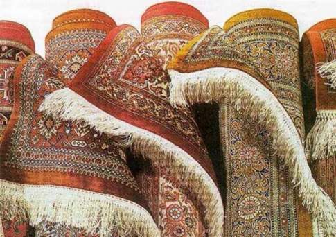 Глава казахстанского кабмина подарил Национальному музею 88 ковров