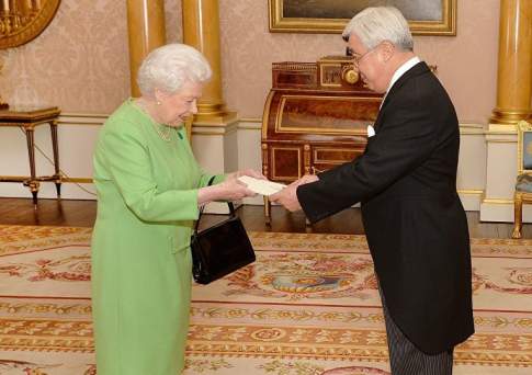 Ерлан Идрисов вручил верительные грамоты королеве Великобритании