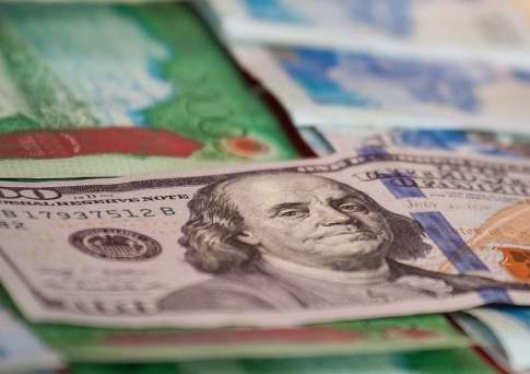 Доллар США продают в пределах 383-384 тенге в обменниках Астаны и Алматы