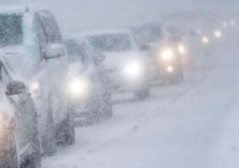 Более 150 автомашин оказались в снежном заторе в Карагандинской области
