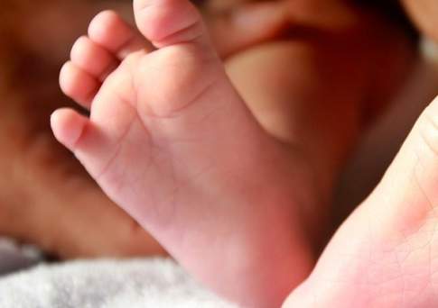 Родившую раньше срока во время отдыха на Иссык-Куле казахстанку с младенцем доставили спецтранспортом в Тараз