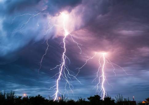 В ВКО из-за разряда молнии произошел пожар в школе и погиб человек