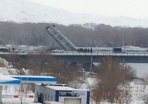 В Усть-Каменогорске рухнул мост через Иртыш; есть пострадавшие