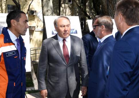 Назарбаев осмотрел реконструированные улицы в Алматы