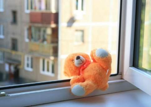 Женщина с ребенком выпали с третьего этажа в Риддере