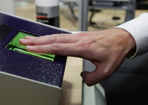 Казахстанцы не смогут получить удостоверения личности без отпечатков пальцев