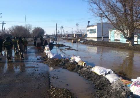Аким поселка под Павлодаром заявил о необходимости переселения части жителей из-за паводков