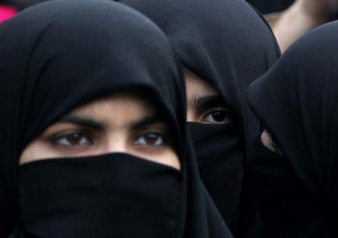 Мажилис одобрил поправки, которыми вводится запрет на ношение закрывающей лицо одежды