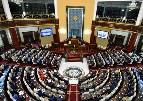 Парламент Казахстана уходит на каникулы