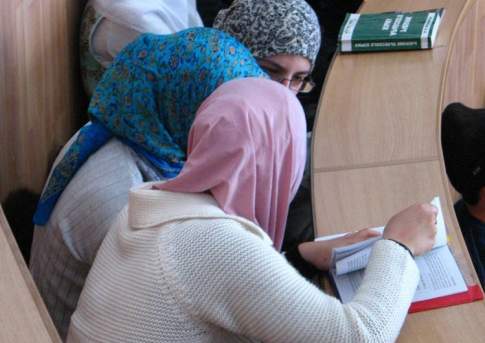 Суд поддержал действия педагогов, не пустивших на уроки учениц в платках в Актобе