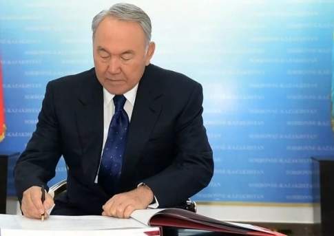 Президент Казахстана подписал поправки в законодательство по вопросам госслужбы