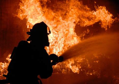 Сгорела кровля двухэтажного колледжа в Атырау