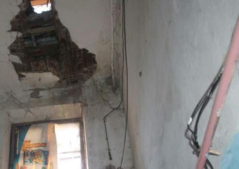 В аварийном доме в Уральске обвалился потолок, образовав дыру в крыше