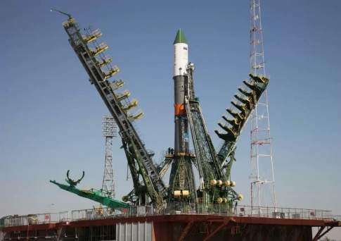  Ракета «Союз» с пилотируемым кораблем «Союз МС-04» установлена на стартовом комплексе Байконура