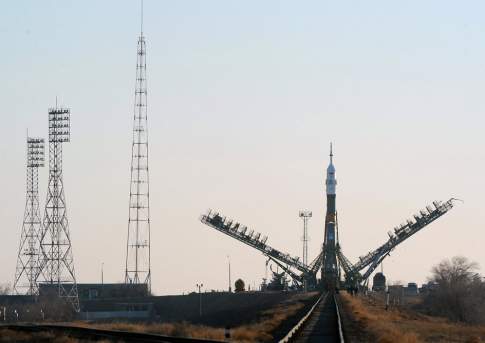  Ракета «Протон» с гонконгским спутником AsiaSat 9 установлена на стартовом комплексе Байконура