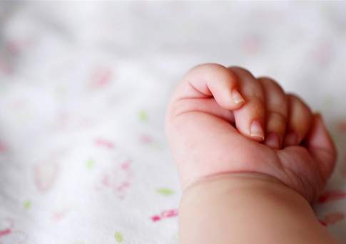 В Алматы ищут родителей оставленной на улице пятимесячной девочки