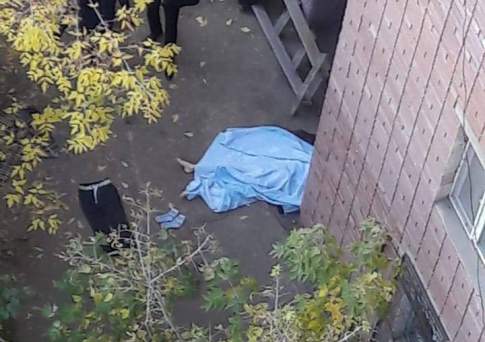 Женщина выбросилась из окна многоэтажки вместе с ребенком в Семее