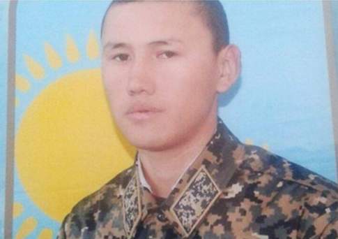 Семье погибшего в Актобе солдата-срочника из ЮКО вручили ключи от нового дома