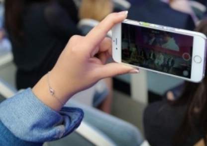 Минобразования не запрещало смартфоны в казахстанских школах