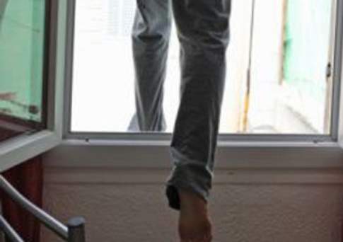  44-летний мужчина выбросился из окна больницы в Костанае