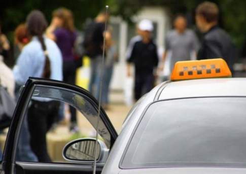 Таксистам могут разрешить ездить по спецполосе для общественного транспорта в Алматы