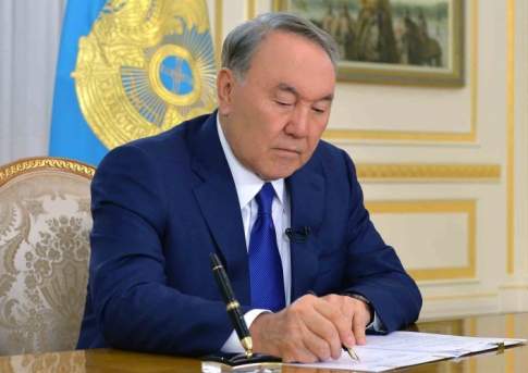 Президент Казахстана подписал закон о гарантированном трансферте из Нацфонда на 2018-2020 гг.