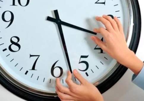 Депутат просит правительство рассмотреть возможность возвращения в двух областях РК перехода на зимнее и летнее время