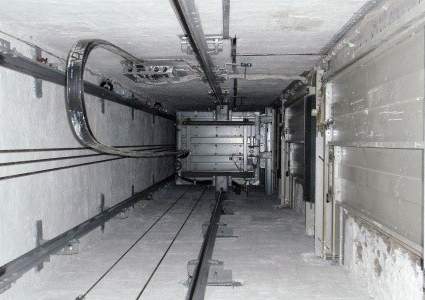 Девушка упала в шахту лифта 9-этажного дома в Атырау