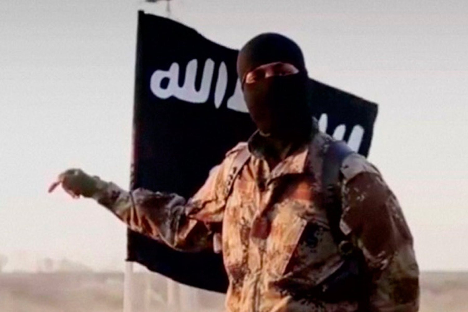 Террористы на фоне флага игил. Воин Исламского государства.