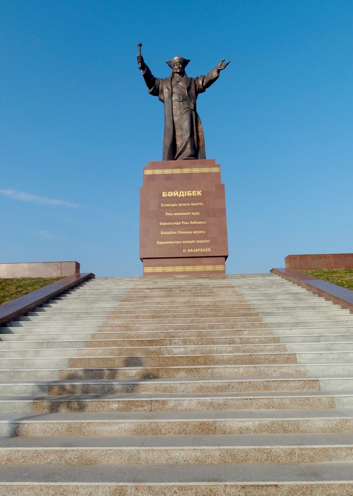 Байдибек би шымкент. Байдибек би Шымкент парк. Памятник Байдибек би Шымкента. Байдибек Карашаулы. Шымкент Казахстан достопримечательности.