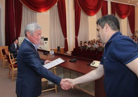 Кому медали, а кому - двери