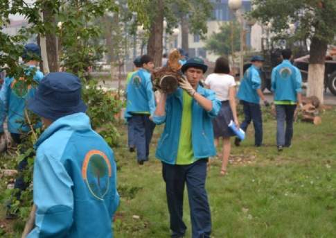 Молодежь спешит  на помощь