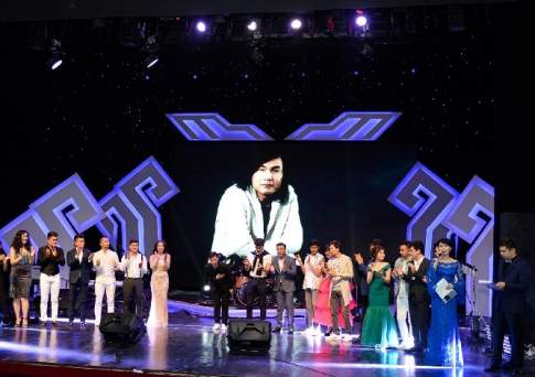 Он всегда  будет с нами