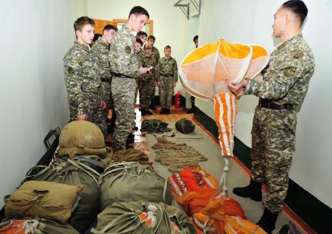 Играют юноши в войну