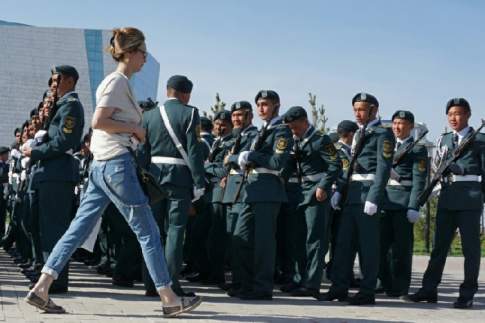 Победный  чеканя шаг