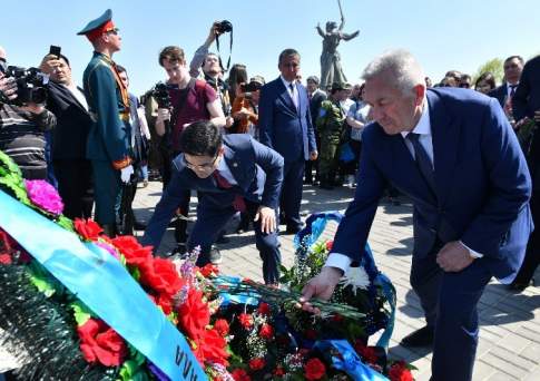 В том кургане похоронена война