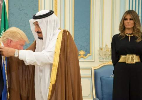 Он пришёл дать вам...