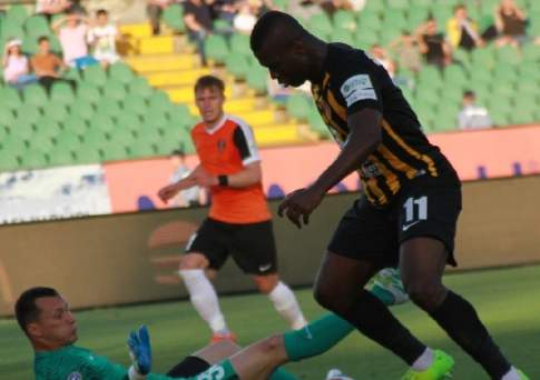 Лидеры держат марку