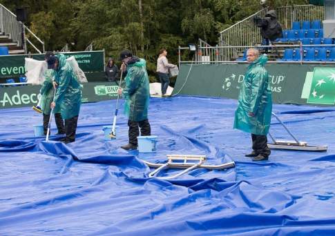 Над кортом - нелётная погода