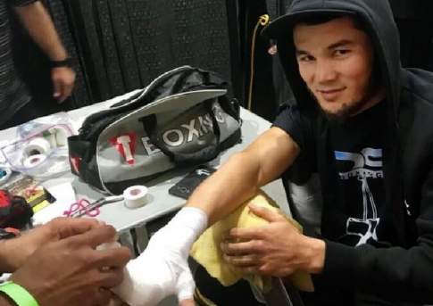 Он бьёт -  они падают