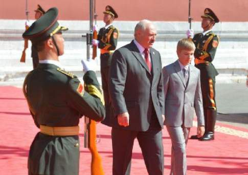 На одну зарплату?