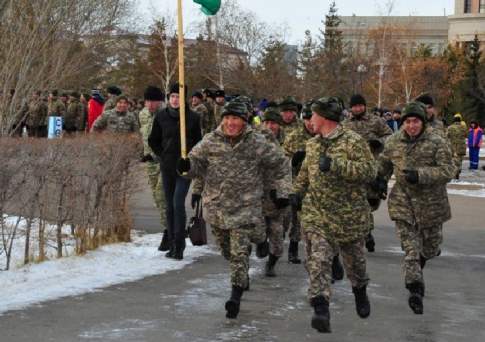 Бежит солдат по городу