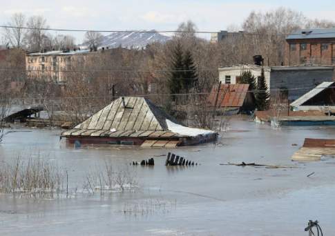 Топит людей вода