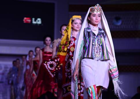 Позирующая Азия