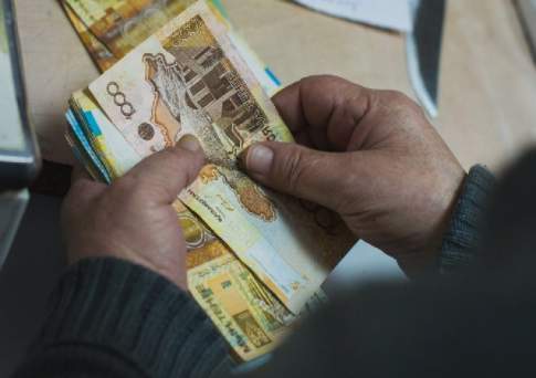 Акиматы пристроились к кормушке,