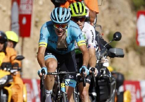 Он так и будет таскать рояль?