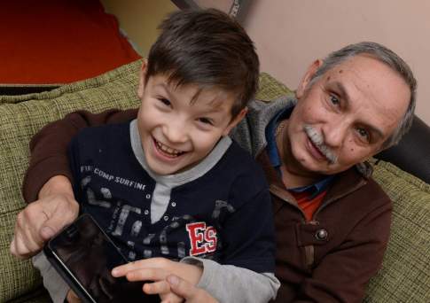 Дед, внук и планшет