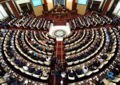 От сессии  до сессии живут нардепы весело