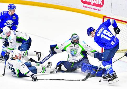 Рояль  на хоккейной площадке