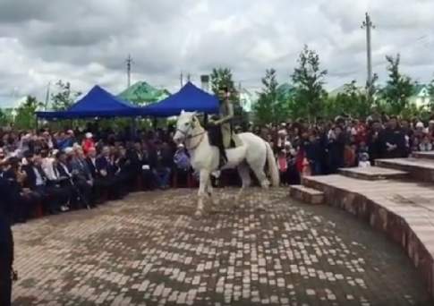 Кумир опять в седле